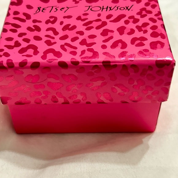 New in box Betsy Johnson Frog Post Earrings - Picture 4 of 5